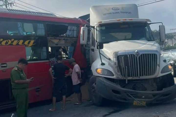 Hai phương tiện hư hỏng nặng sau vụ va chạm.