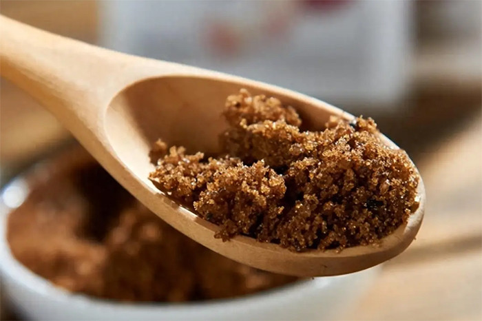 Đường nâu pha loãng rất thích hợp để tưới cây. (Ảnh: Sohu)