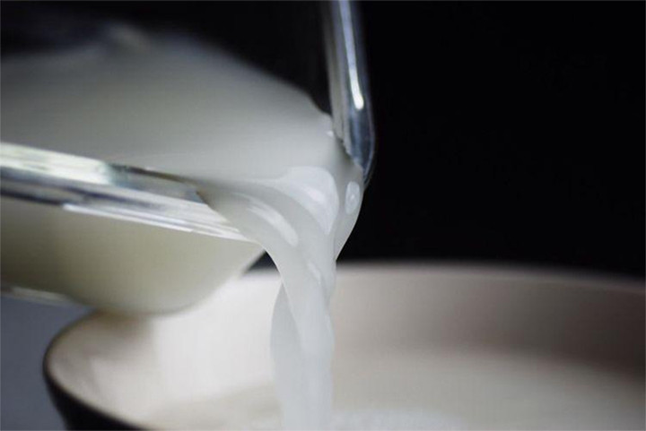 Nước vo gạo ủ chua thích hợp với các loại cây ưa axit. (Ảnh: Sohu)