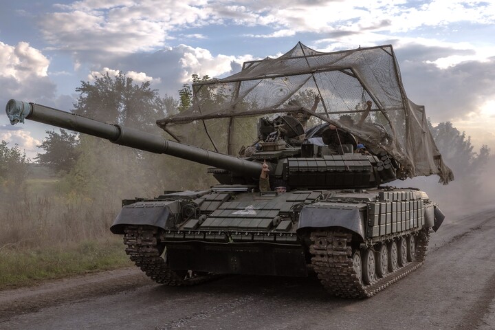 Xe tăng Ukraine tham gia chiến dịch tấn công Kursk. (Ảnh: Reuters)
