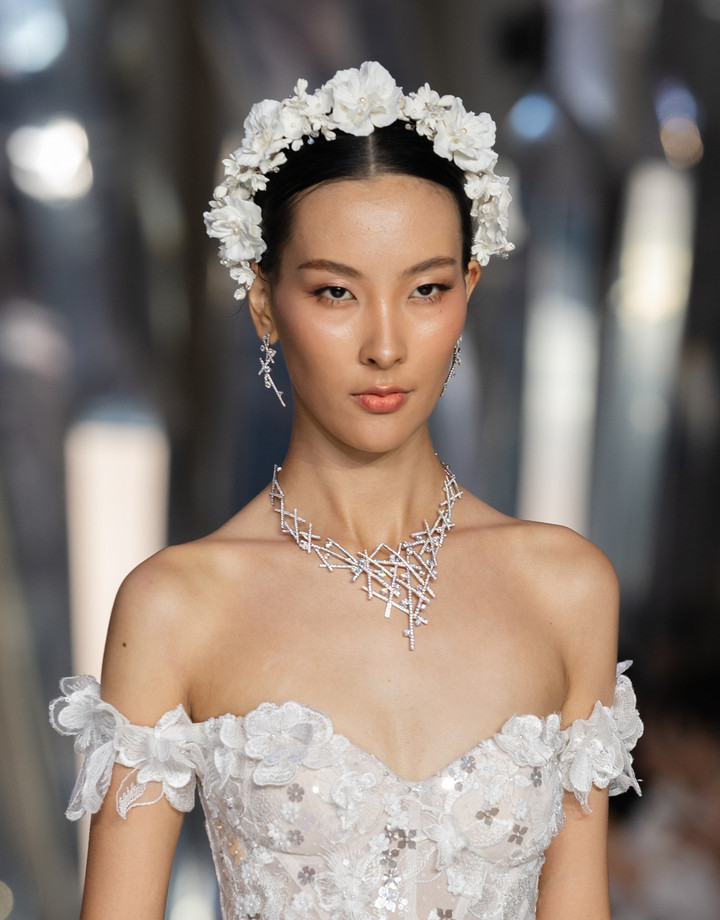 Nữ người mẫu giới thiệu chiếc vòng mang tên "Angelic Ballet", được lấy cảm ​hứng từ những vũ điệu uyển chuyển trong vũ trụ. Chiếc vòng đính 635 viên kim cương lab trắng nặng 28 carat, trị giá 1,1 tỷ đồng, kết hợp đồng điệu khuyên tai 178,6 triệu đồng.