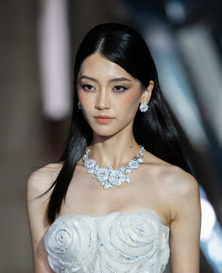 Bên cạnh H'Hen Niê và Bảo Ngọc, show diễn của Chung Thanh Phong còn có sự tham gia của nhiều người mẫu đắt giá trong làng thời trang Việt. Trong ảnh, một người mẫu đeo thiết kế Rose Garden Elegance thể hiện ước mơ cuộc hôn nhân viên mãn. Mẫu trang sức này trị giá 3,5 tỷ đồng, được tạo nên từ vàng trắng 18K đính gần 1.800 viên kim cương có trọng lượng 70 carat.