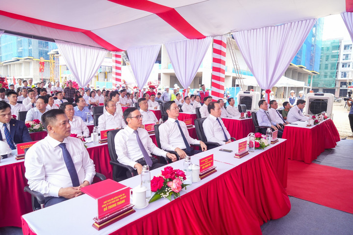 Ông Trần Lưu Quang, Ủy viên Trung ương Đảng, Trưởng ban Ban Kinh tế Trung ương cùng lãnh đạo TP Hải Phòng và các sở, ban, ngành thành phố, các địa phương, cùng đại diện chủ đầu tư và nhà thầu tham dự buổi lễ.