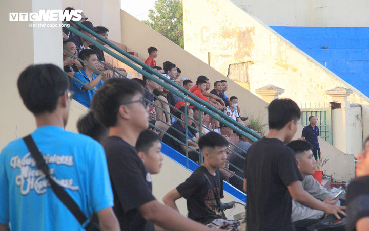 Vào các buổi chiều, đông đảo người dân địa phương có mặt tại Sân vận động quận Đồ Sơn để xem các chủ trâu huấn luyện trâu và đội thanh niên tập dượt màn múa chiêng, trống chuẩn bị phục vụ Lễ hội chọi trâu Đồ Sơn 2024.