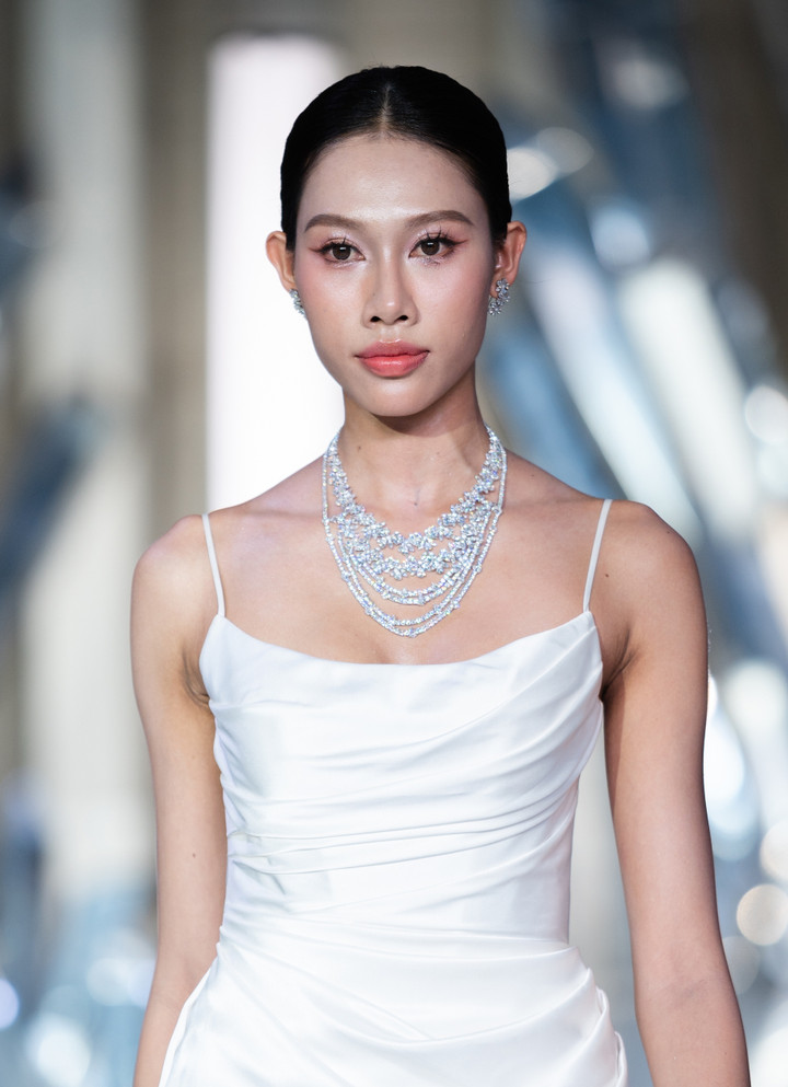 Nữ người mẫu này đeo vòng cổ "Eternal Blossom" trị giá 2,4 tỷ đồng với mỗi cánh hoa được chế tác mảnh mai, mô phỏng những tia sáng lấp lánh. Thiết kế được tạo từ hơn 580 viên kim cương lab nặng hơn 132 carat.