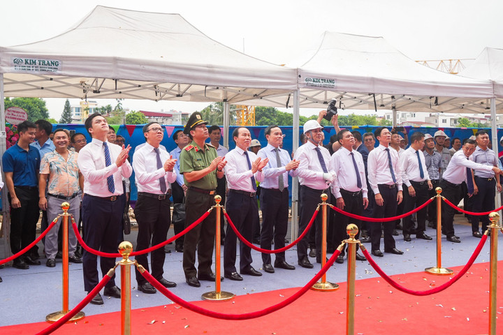 Đại biểu chứng kiến những mẻ bê tông đang được cẩu tháp đưa lên nóc toà nhà CT4 của dự án.