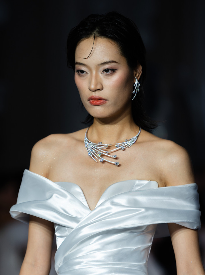 "Celestial Symphony" là sự kết hợp hài hoà giữa vẻ đẹp kỳ ảo của vũ trụ và sự tinh tế, sang trọng của thời trang cưới, trị giá 2,1 tỷ đồng. Lấy cảm hứng từ những hiện tượng thiên văn như cực quang, sao băng và ngân hà, bộ trang sức mang đến vẻ đẹp độc đáo và ấn tượng cho cô dâu.