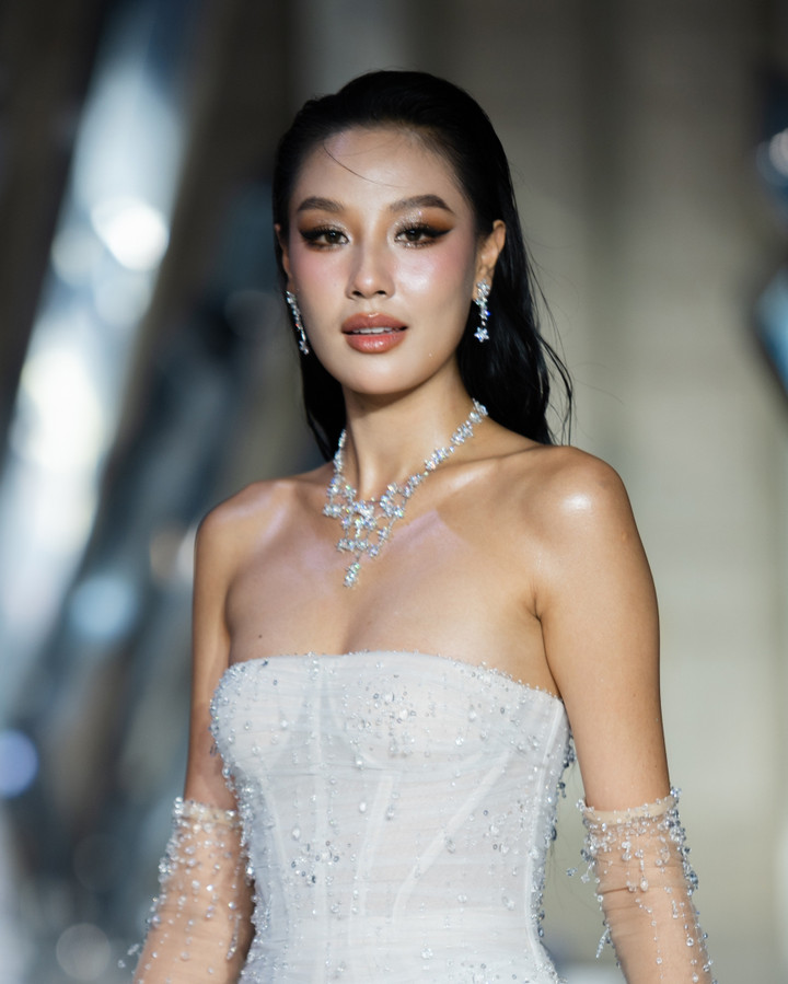 Nữ người mẫu toả sáng trong bộ trang sức "Garden of Love" mang đến hình ảnh về khu vườn đầy hoa lá tươi tốt biểu trưng cho sự sinh sôi, phát triển không ngừng của tình cảm đôi lứa. Với gần 400 viên kim cương có trọng lượng hơn 46 carat, thiết kế có giá 1,3 tỷ đồng.