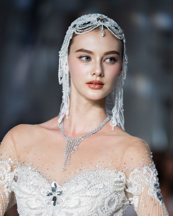 Một người mẫu quốc tế khoe sắc với dây chuyền đính 248 viên kim cương lab trắng, điểm nhấn là những viên đá hình giọt nước, trị giá 1,2 tỷ đồng.