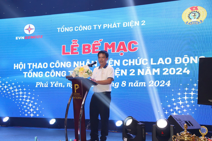 Ông Lê Quốc Vũ, Trưởng Ban chỉ đạo Hội thao CNVCLĐ Tổng công ty Phát điện 2, phát biểu tại lễ bế mạc Hội thao.