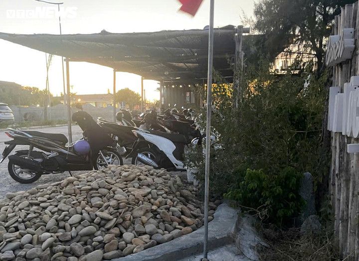 Bãi đậu xe trước An Lộc Beach hầu như chiều nào nào cũng chật kín xe của khách. (Ảnh chụp chiều 28/8).