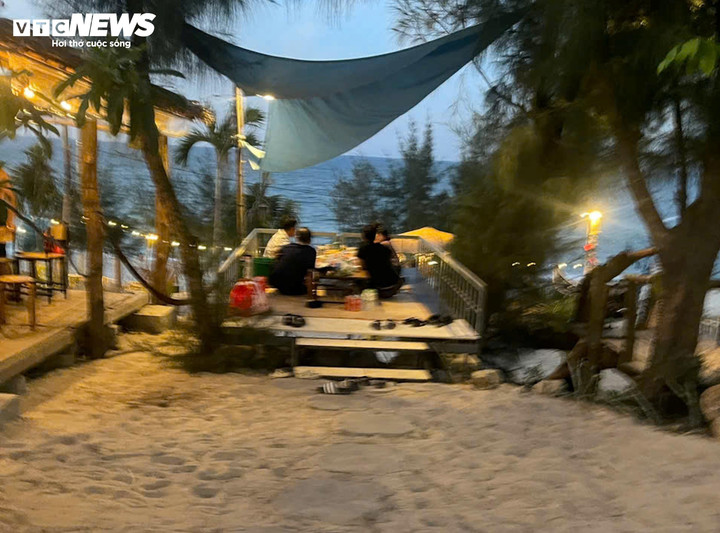 Homestay, nhà hàng An Lộc Beach vẫn ngang nhiên hoạt động dù UBND xã Quảng Công có thông báo yêu cầu tạm dừng hoạt động hơn 3 tháng qua. (Hình ảnh ghi nhận chiều 28/8).