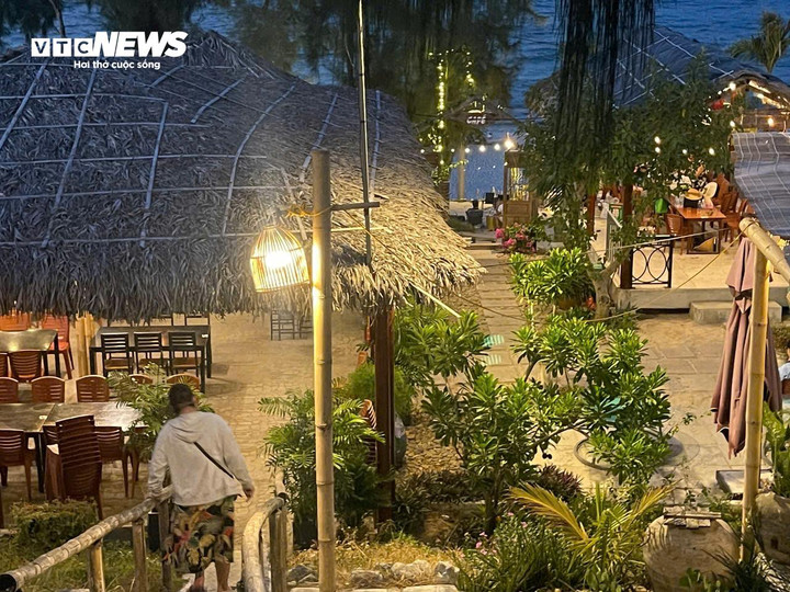 Trời gần tối nhưng An Lộc Beach vẫn tấp nập đón khách đến ăn uống, ngắm biển. (Ảnh chụp chiều 28/8).