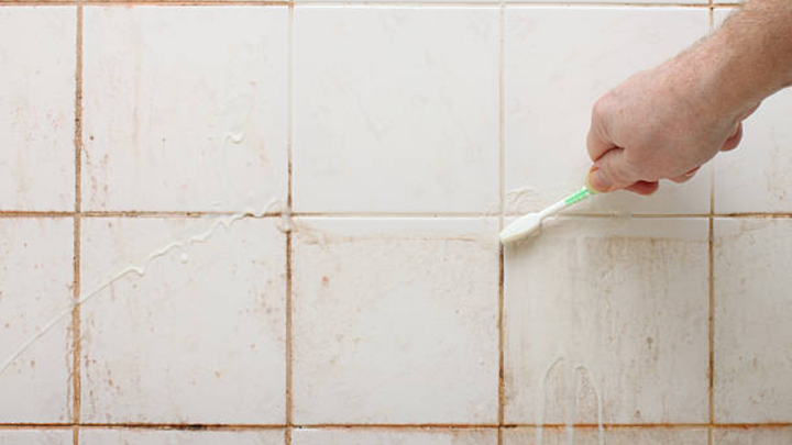 Cách tẩy trắng đường chỉ gạch bằng rượu và ôxy già. (Ảnh: Istock)