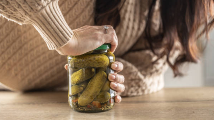 Những mẹo mở nắp chai lọ siêu tốc. (Ảnh: Istock)