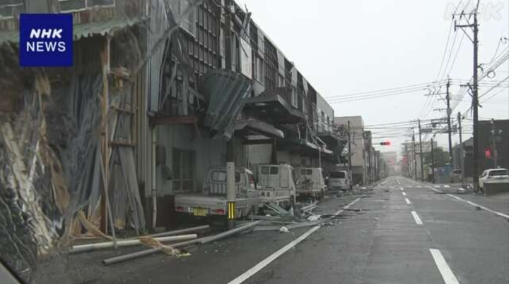 Cửa sổ tại một dãy nhà bị vỡ, tường bên ngoài bong tróc và đồ đạc vương vãi trên đường phố khi bão Shanshan đổ bộ vào Miyazaki. (Ảnh: NHK)