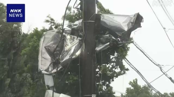 Hình ảnh "một vật thể" có kích thước vài mét bị thổi bay và treo lơ lửng trên cột điện. (Ảnh: NHK)
