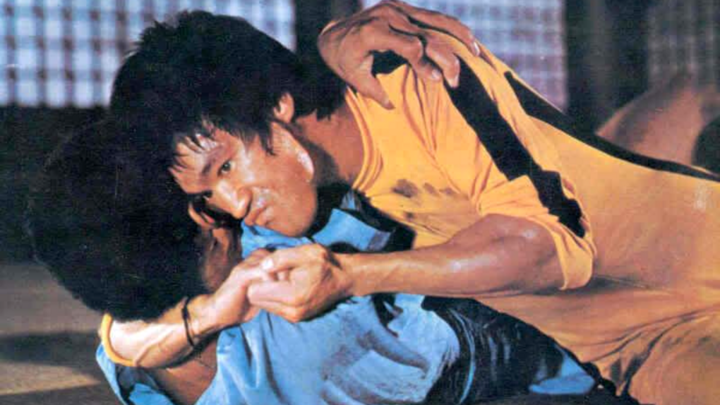 5. Đòn khóa siết (Grappling) trong "Game Of Death": Trong phim "Game Of Death", Lý Tiểu Long dùng đòn khóa siết để kết thúc trận đấu với 1 nhân vật cao 2m do VĐV bóng rổ Kareem Abdul-Jabbar thủ vai. Đây là một trong những đòn thế thường thấy ở trong MMA sau này.