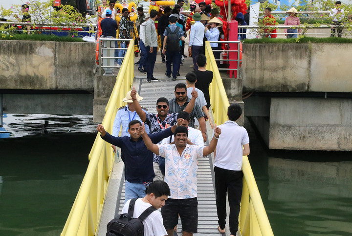 Du khách hào hứng khi xuống tàu chuẩn bị ra tham quan vịnh Hạ Long.