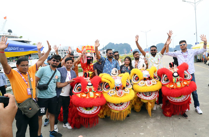 Gần 1.400 du khách Ấn Độ hòa mình vào không khí chào mừng cùng đoàn lân sư rồng.