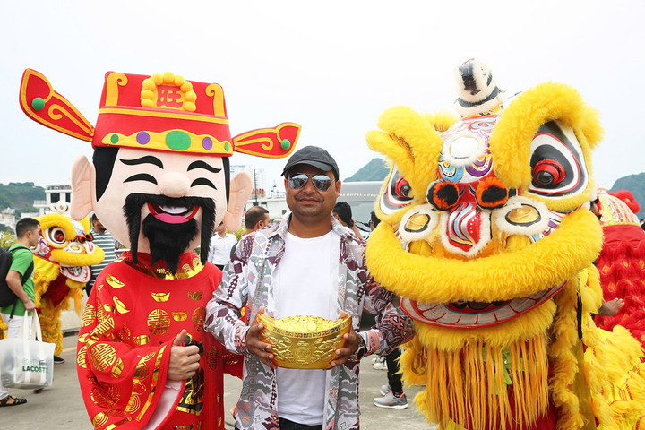 Du khách hào hứng chụp ảnh lưu niệm.