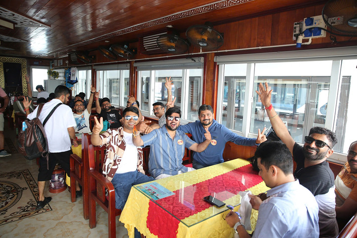 Du khách sẽ vừa tham quan vịnh Hạ Long và thưởng thức bữa trưa trên các tàu du lịch. với hầu hết các món ăn truyền thống Ấn Độ do các đầu bếp người Ấn Độ của một nhà hàng ở Hạ Long chế biến trước và đưa lên tàu, đảm bảo các điều kiện về an toàn thực phẩm.