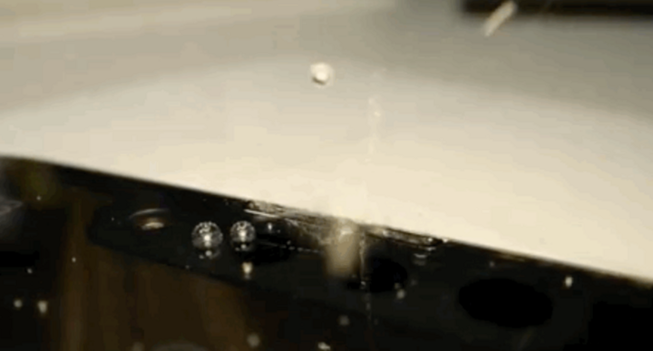 Chất lỏng bị phun ra khi phát video.