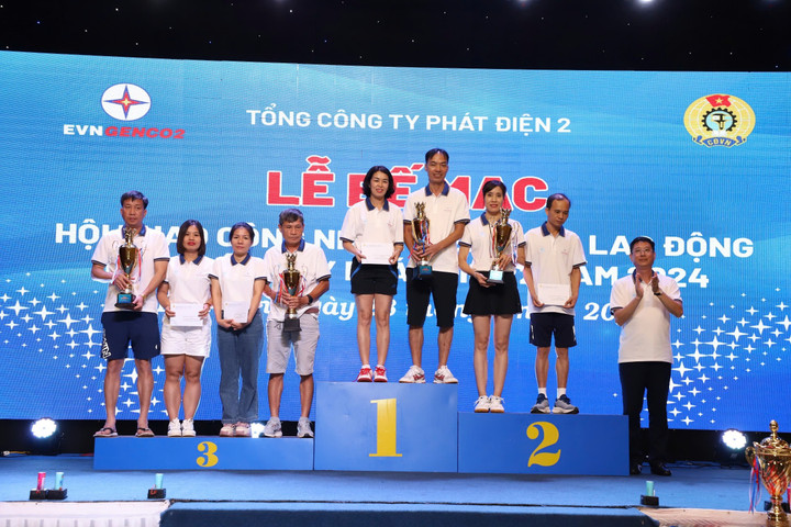 Ông Nguyễn Đình Hải, Thành viên HĐQT Tổng công ty Phát điện 2, trao giải môn cầu lông đôi nam nữ.