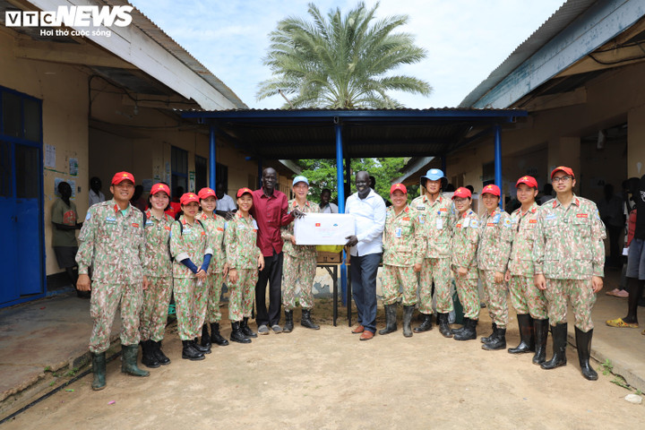 Đội Công binh Việt Nam tổ chức viện trợ lương thực, thuốc, quần áo cho Bệnh viện Abyei gồm: Thuốc kháng sinh đường ruột (1000 viên), thuốc kháng sinh tai mũi họng, viêm phổi, vết thương ngoài da (2000 viên) và Vitamin (300 viên); thuốc sát trùng vết thương (50 lọ); nước súc họng chống cảm cúm (500 lọ), bông, băng, gạc y tế... (Ảnh: Lực lượng GGHB Việt Nam)