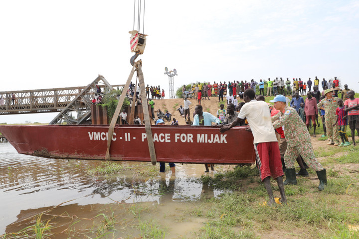 Tính đến thời điểm hiện tại, Đội Công binh số 2 đã tiến hành sửa chữa được 4 thuyền cho cộng đồng khu vực làng Mijak. (Ảnh: Lực lượng GGHB Việt Nam)