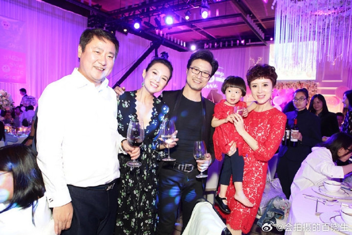 Kim Xảo Xảo (váy đỏ) và chồng là Chủ tịch Bona Film (áo trắng) chụp ảnh cùng Chương Tử Di - Uông Phong (hiện cũng đã ly hôn).