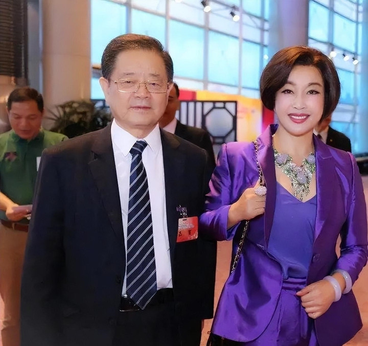 Thông tin Lưu Hiểu Khánh ly hôn chồng thứ 4 là doanh nhân Vương Hiểu Ngọc ở tuổi 74 gây sốc.