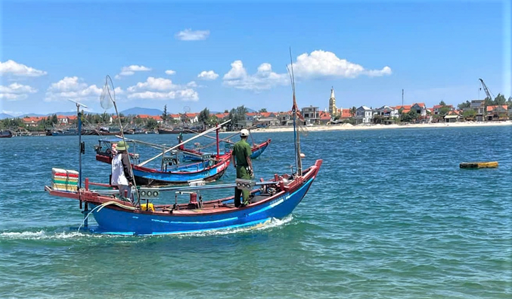 Lực lượng chức năng tìm kiếm nạn nhân mất tích. (Ảnh: CTV)