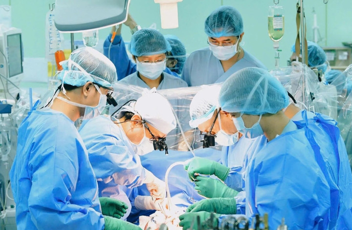 Các bác sĩ Bệnh viện Đại học Y dược TP.HCM ghép tim cho bệnh nhân. (Ảnh minh họa: BVCC)