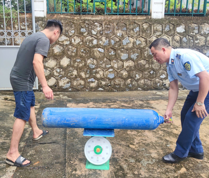 Cán bộ Đội QLTT số 5 kiểm đếm tang vật