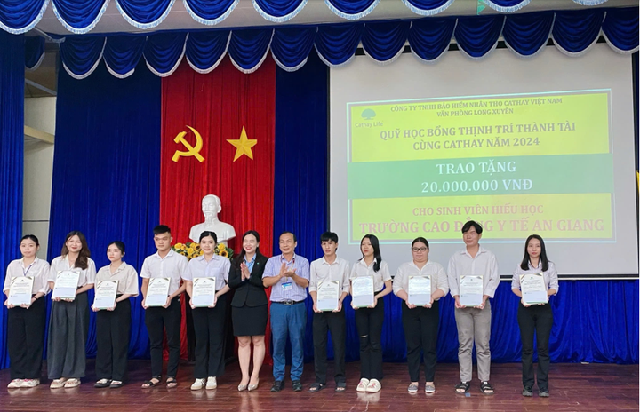 Cathay Life Việt Nam trao tặng học bổng “Thịnh trí thành tài” cho sinh viên Trường CĐ Y Tế An Giang