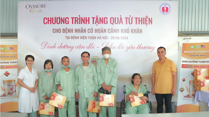 Ovisure Gold và Quyền Linh: Trao hơn 400 phần quà tại Bệnh viện Thận Hà Nội - 3