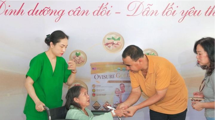 Ovisure Gold và Quyền Linh: Trao hơn 400 phần quà tại Bệnh viện Thận Hà Nội - 4