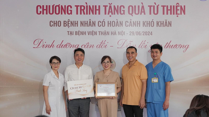Ovisure Gold và Quyền Linh: Trao hơn 400 phần quà tại Bệnh viện Thận Hà Nội - 2