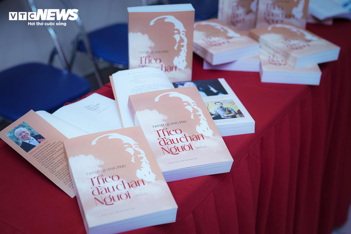 Tác phẩm "Theo dấu chân Người" của GS.TS, Nhà văn Trình Quang Phú.