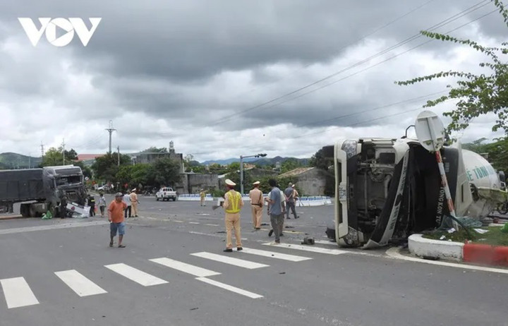 Xe bồn chở bê tông lật nghiêng sau tai nạn. (Ảnh: VOV)