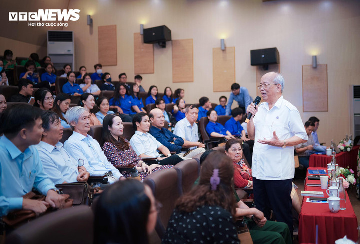 GS.TS, Nhà văn Trình Quang Phú giao lưu cùng khách mời.