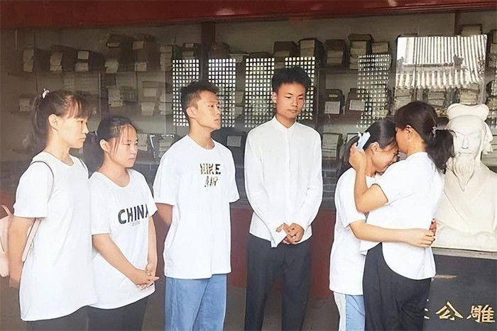 Vương Thúy Anh nói chị hối tiếc vì đã mang thai nhưng không sai khi quyết định sinh các con. (Ảnh: Toutitao)