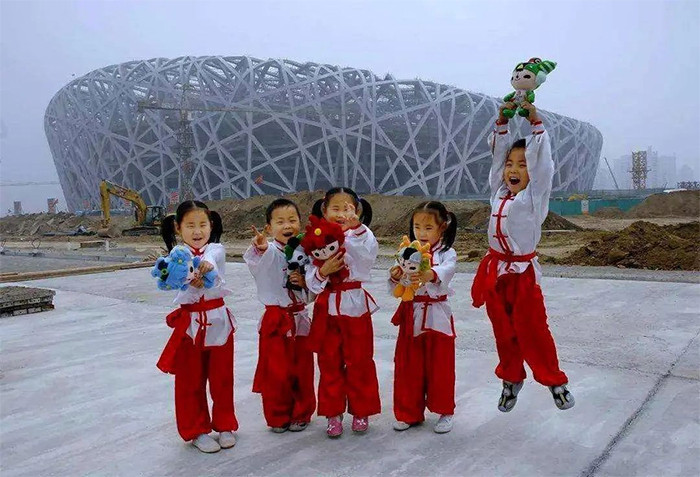 5 em bé may mắn được trở thành đại sứ Olympic Bắc Kinh năm 2008. (Ảnh: Toutitao)