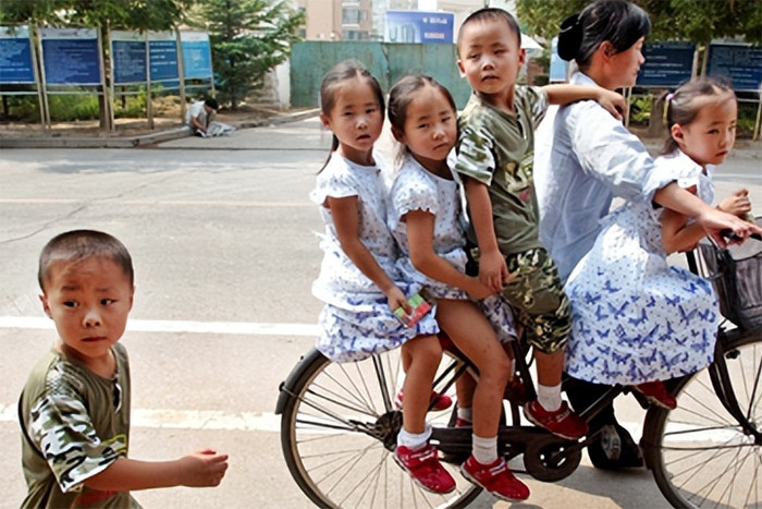 Các bé lớn lên không thực sự khỏe mạnh, vẫn thường xuyên phải vào bệnh viện. (Ảnh: Toutitao)