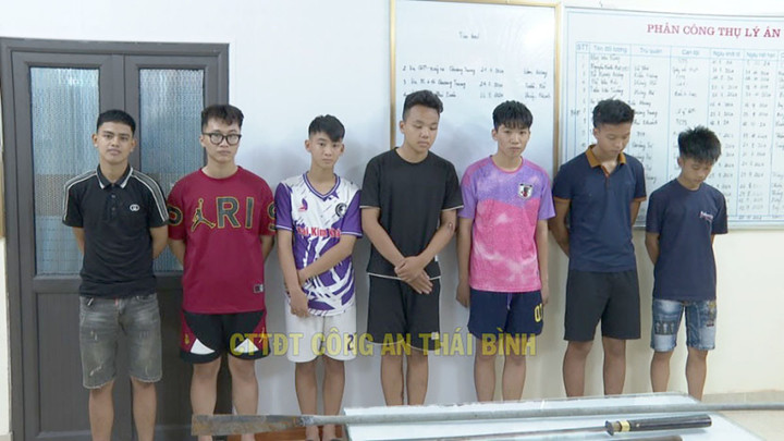 Nhóm thanh niên đi xe máy lạng lách, đóng võng, mang theo hung khí đi giải quyết mâu thuẫn vừa bị Cơ quan CSĐT Công an TP Thái Bình khởi tố.
