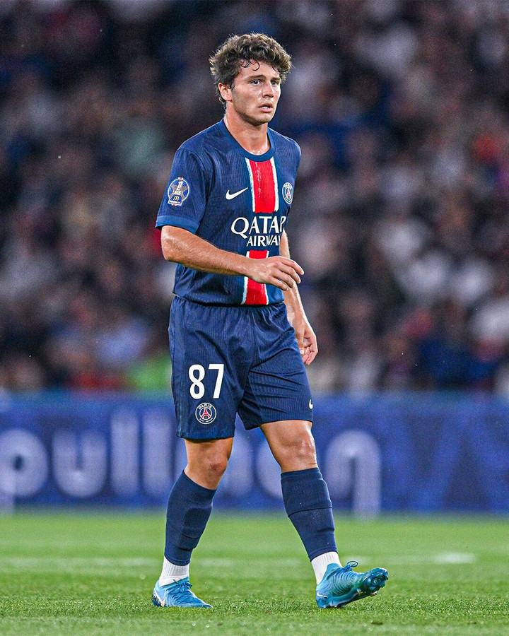 Joao Neves rời Benfica, gia nhập PSG với giá 50 triệu Bảng. HLV Nasser Al-Khelaifi từng ca ngợi Joao Neves là một trong những cầu thủ tài năng nhất Bồ Đào Nha và bóng đá thế giới. Ông cũng tiết lộ Neves rất tha thiết gia nhập PSG, và đây là điểm cộng lớn trong mắt BLĐ đội bóng. Joao Neves chơi 55 trận cho Benfica mùa trước, thời điểm anh mới 18 tuổi. Anh từng là ứng cử viên nặng ký cho danh hiệu "Cầu thủ trẻ xuất sắc nhất năm", trước khi Lamine Yamal vô địch EURO. Joao Neves hiện đã có 4 kiến tạo sau 2 trận ra mắt PSG.