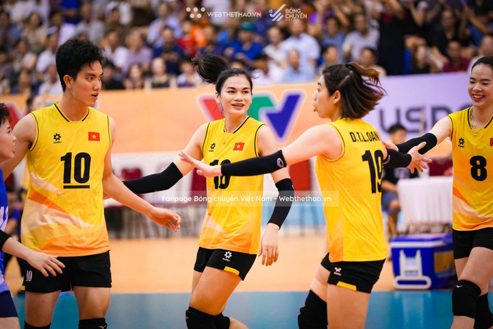 Tuyển Việt Nam dẫn 2-0 nhưng đã gặp những sự phản kháng của Expressway. (Ảnh: Bóng chuyền Việt Nam)