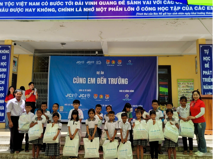 Trao tặng quà cho học sinh trong dự án Cùng em đến trường.