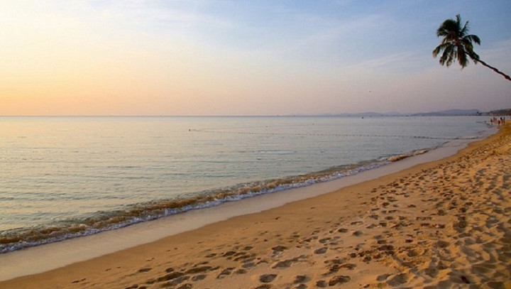 Bãi Bà Kèo nổi tiếng với bờ biển trong xanh.